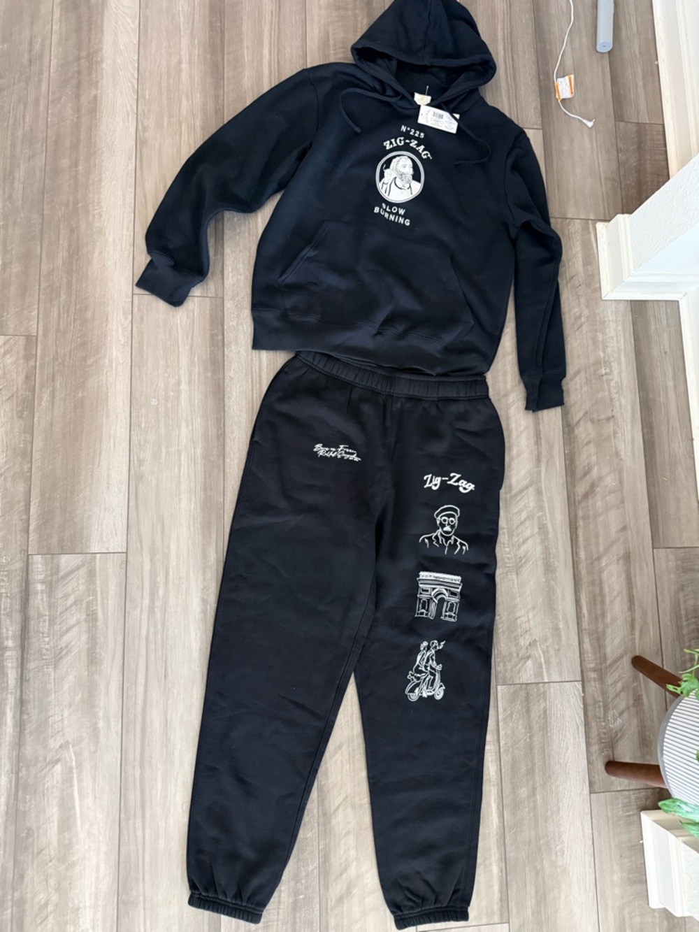 Zig Zag Black Graphic Joggers - Men's Sweatpants & sweatshirt New sz large